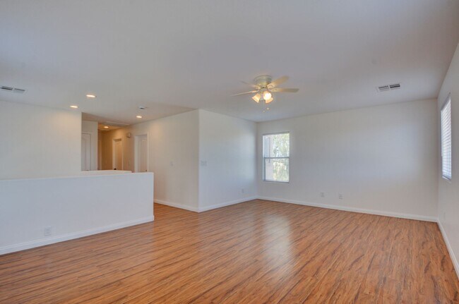 Building Photo - Fabulous 3 bed/2.5 bath two-story home in ...