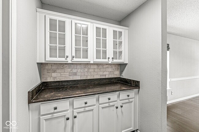 Building Photo - 5641 Buck Dr