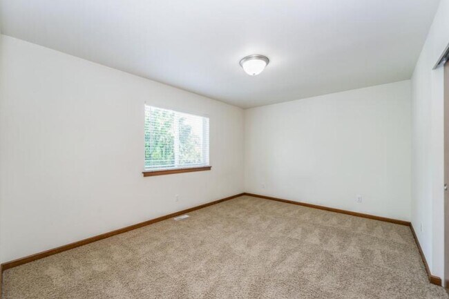 Building Photo - 2 bedroom in Seattle WA 98108
