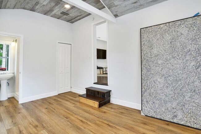 Building Photo - 413 36th St