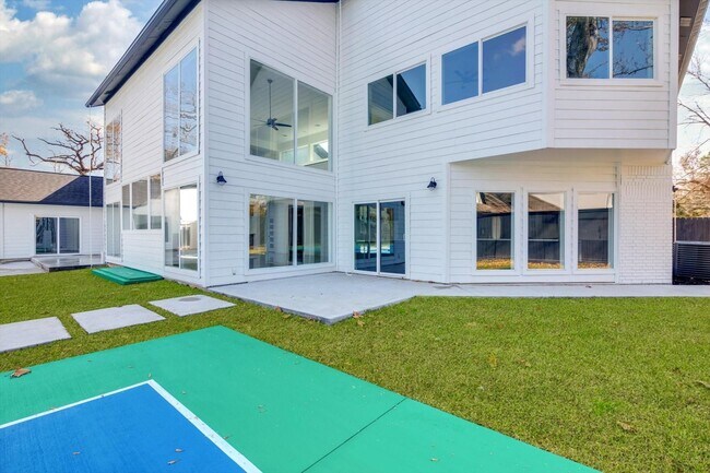 Building Photo - 12564 Memorial Dr