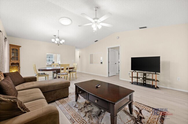 Building Photo - Charming 2BR/2BA Sarasota Retreat Near UTC - Annual Lease