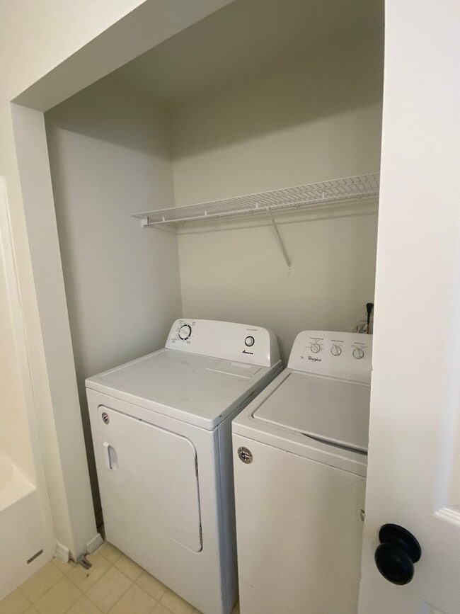 Building Photo - Large 3 bedroom, 2.5 bath duplex-just upda...