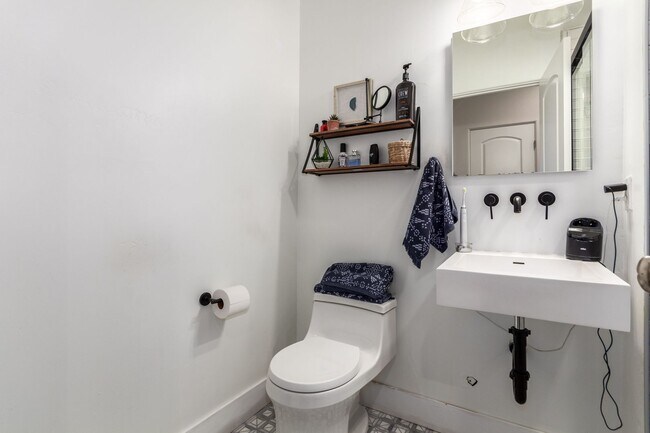 Building Photo - Beautiful 6-bedroom basement home