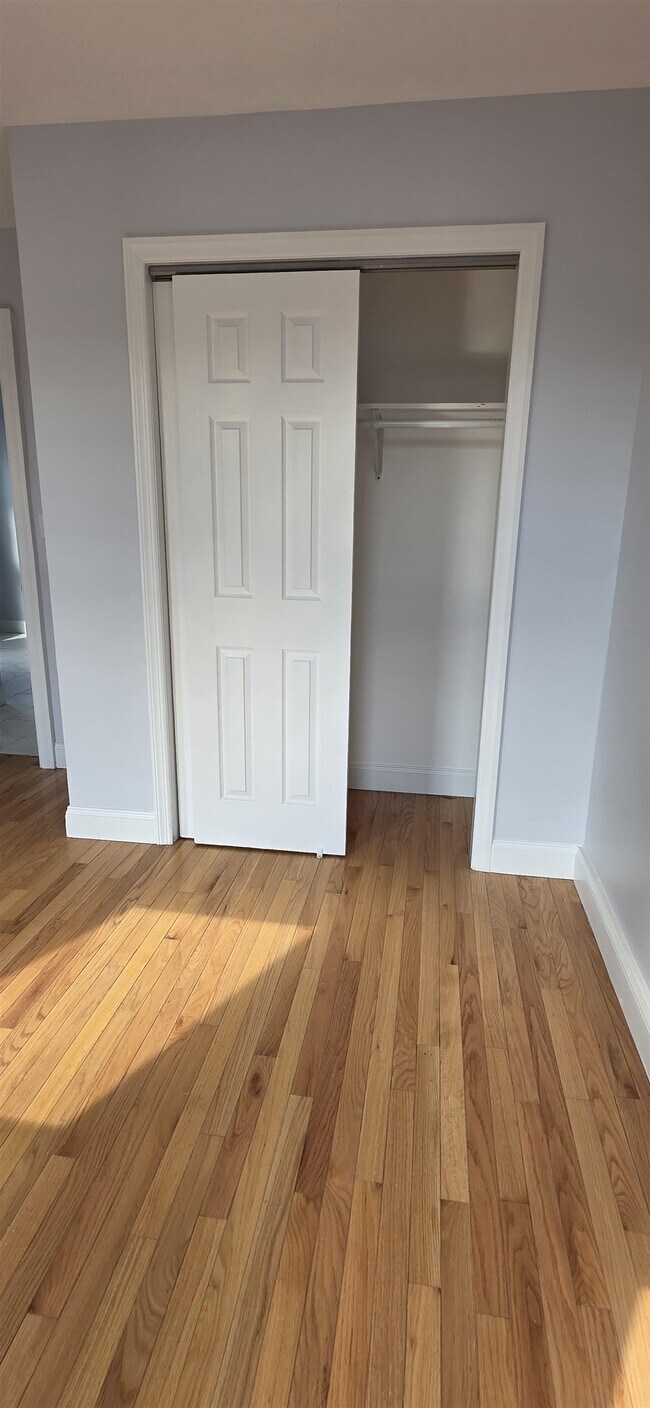 Building Photo - 416 41st St