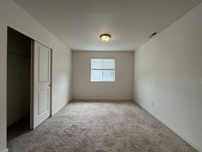 Building Photo - Stunning 3 Bedroom with Bonus Room | Solar Panels, Stainless Steel Appliances & Fenced Backyard