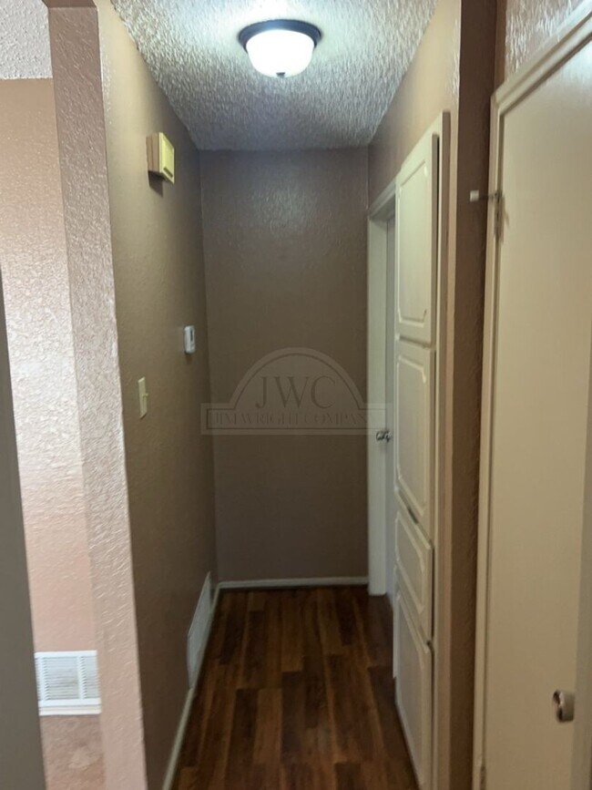 Building Photo - 2212 Silverhill Dr