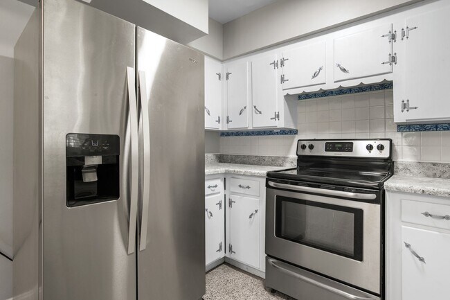 Building Photo - 613 Edgecliff Dr