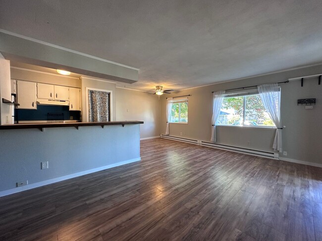 Building Photo - Charming 2-Bed, 1-Bath Home in Tee Off Est...