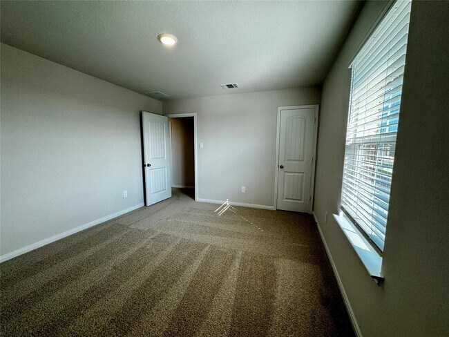 Building Photo - 115 Bethpage Dr