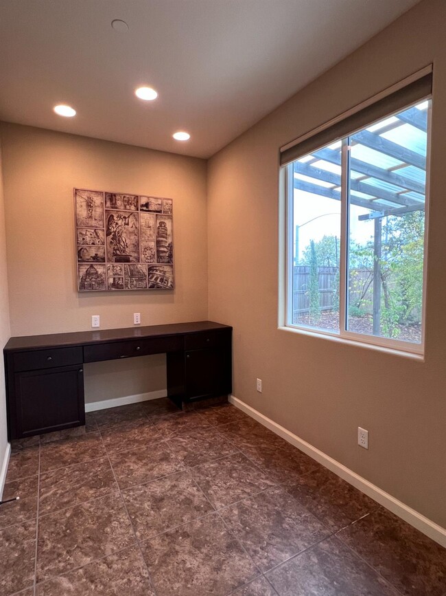 Building Photo - 2020 Makenna Dr