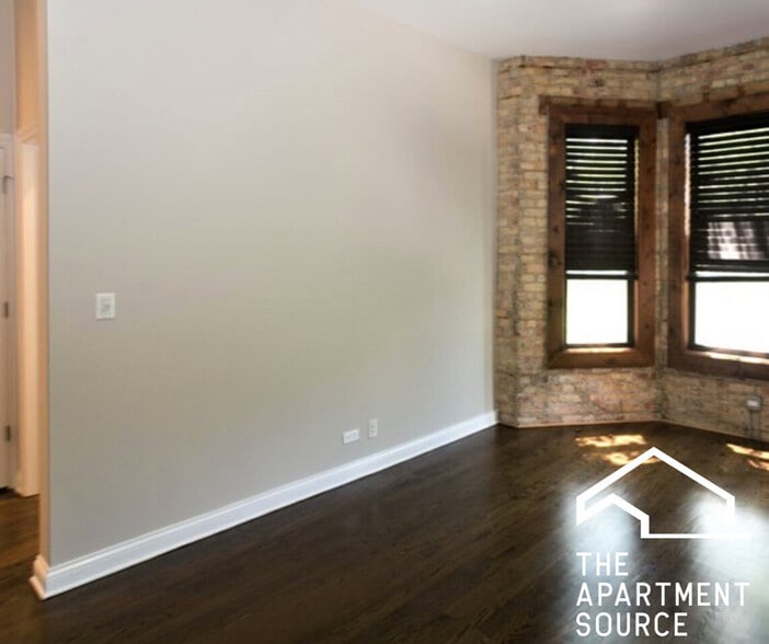 Building Photo - 1758 W Montrose Ave