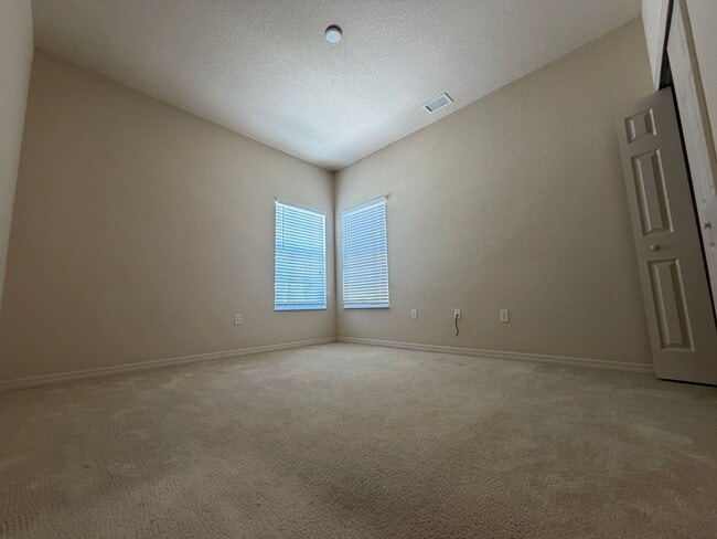 Building Photo - Beautiful 3 room /2.5 bath Gated Community W/ Pool Close to the Skyway