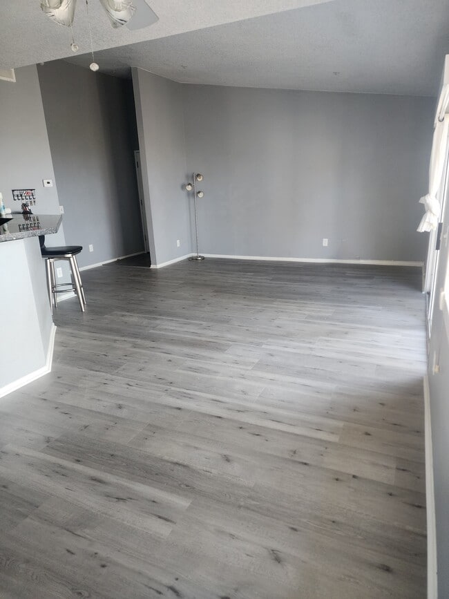 Building Photo - 2560 Avenida Del Vista