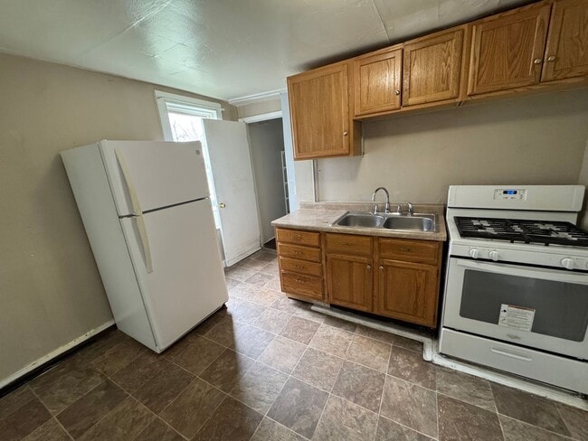 Building Photo - 428 7th St