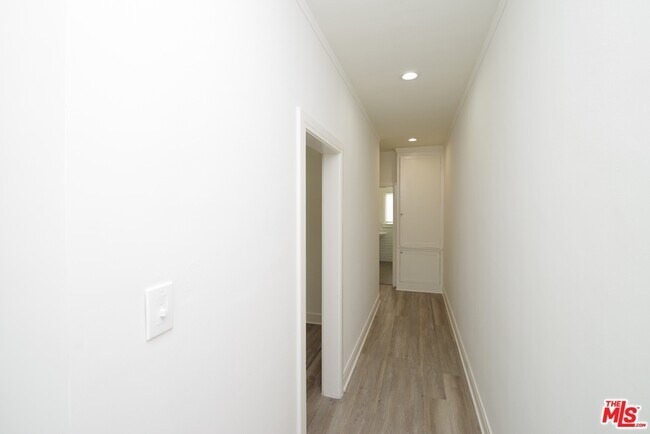Building Photo - 1142 Mullen Ave