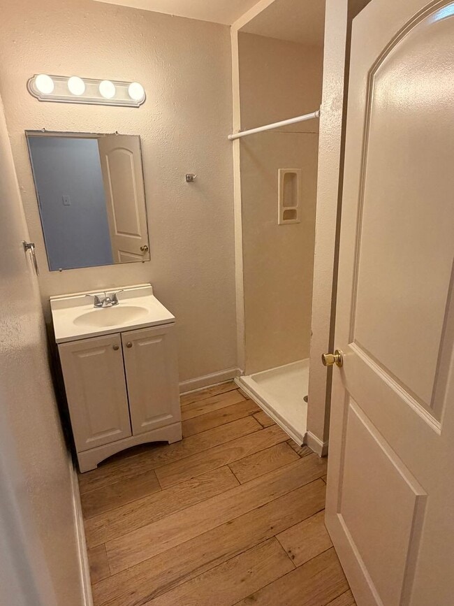 Building Photo - Large 2/3BD AND 2 FULL BATHS