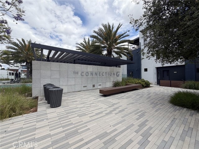 Building Photo - 400 Transport