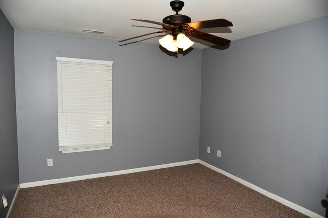Building Photo - Cozy 4 bedroom home on Hickory Nut!