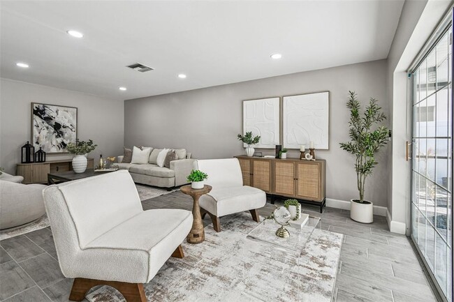 Building Photo - 2 S Treasure Dr