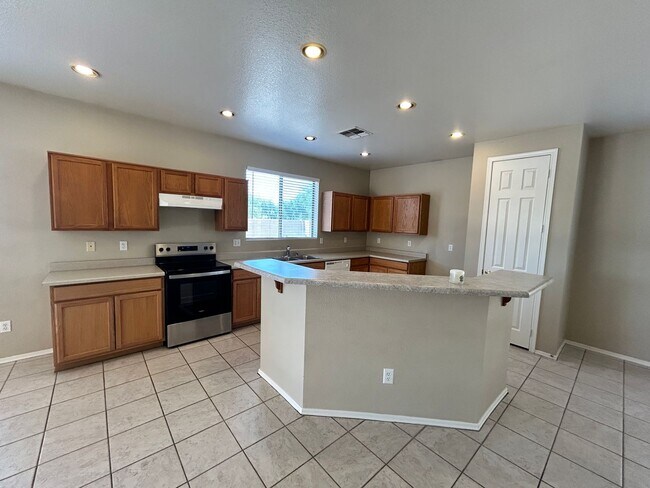 Building Photo - Spacious single story Peoria stunner w/New...