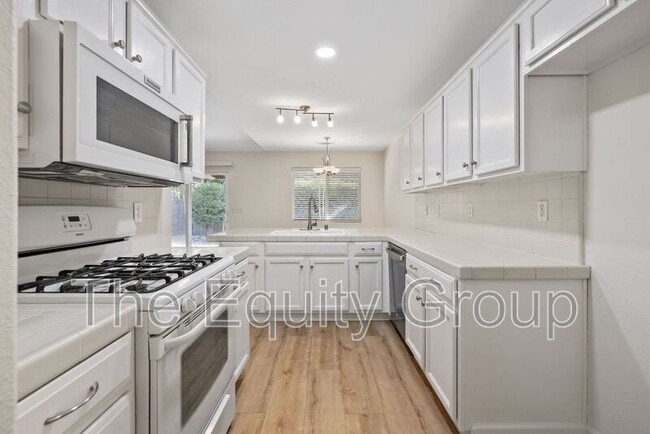Building Photo - 3835 E Oak Ave