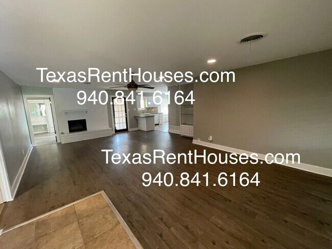 Building Photo - Gorgeous Home with updates and space!
