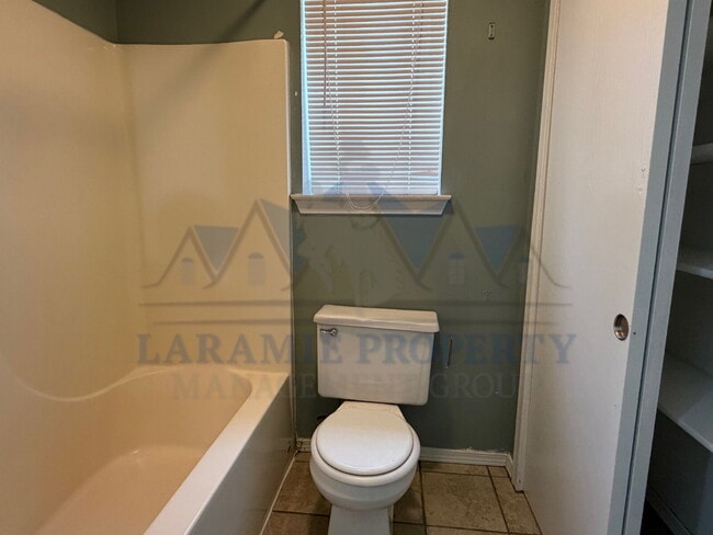 Building Photo - 3 Bedroom 2 Bathroom Apartment