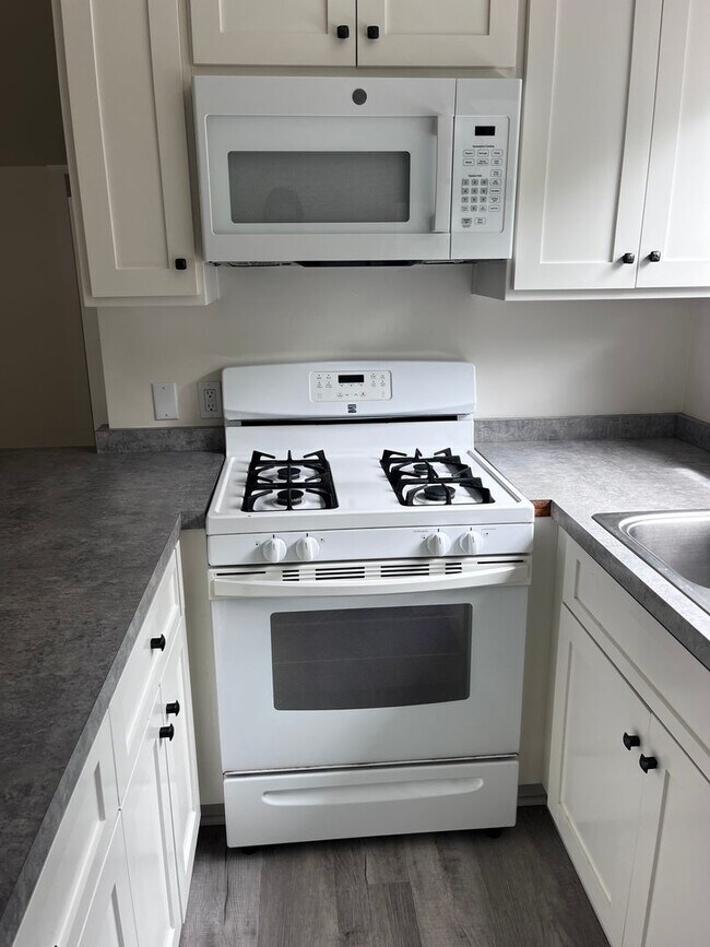 Building Photo - Charming Cottage for Rent in Montecito