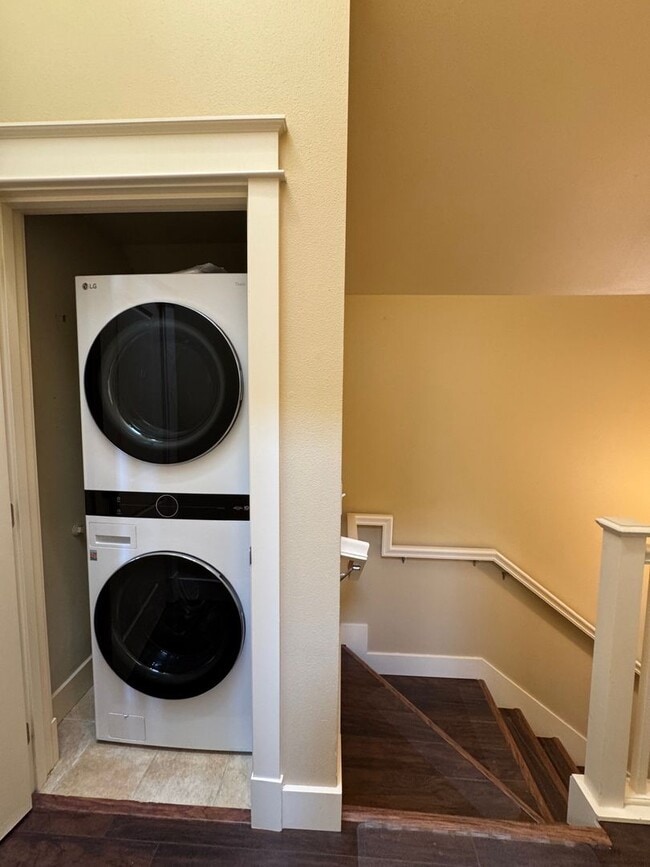 Building Photo - Cozy 3 bed 2.5 bath townhome on North Quee...