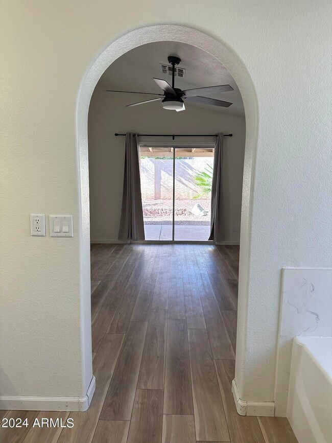 Building Photo - 4634 E Grovers Ave