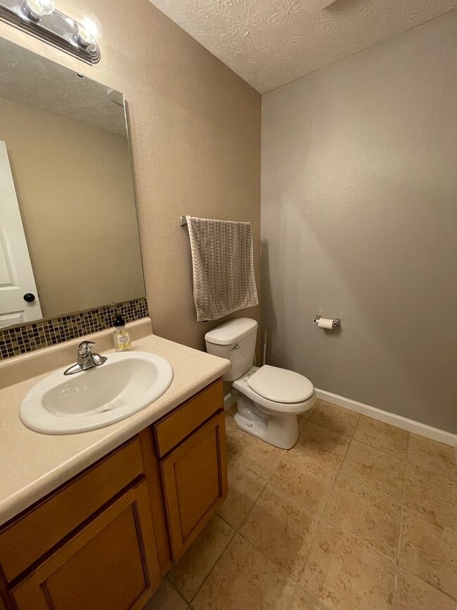 Building Photo - Beautiful 4 Bedroom Single Family Home - Harrison School District