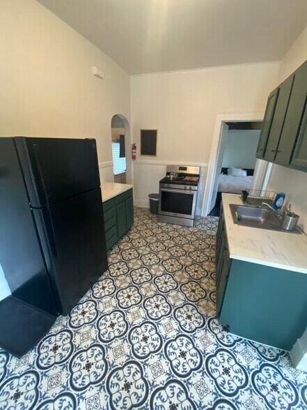 Building Photo - 122 Wayne St