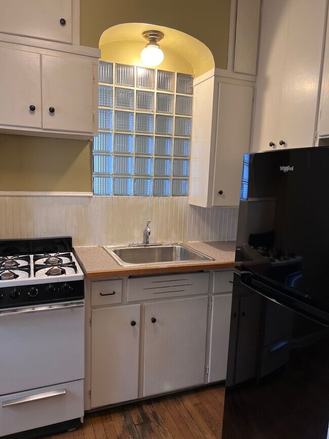 Building Photo - Adorable One Bedroom Upper in Heritage Hil...