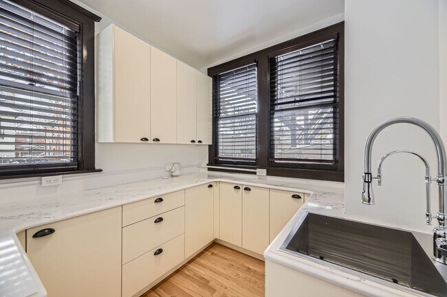 Building Photo - Beautiful 3-bedroom/2 bath unit in an Updated Victorian home in City Park! All utilities included...