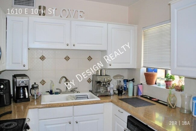Building Photo - Updated 2 Bedroom 1 Bath - Quick Walk/Bike...