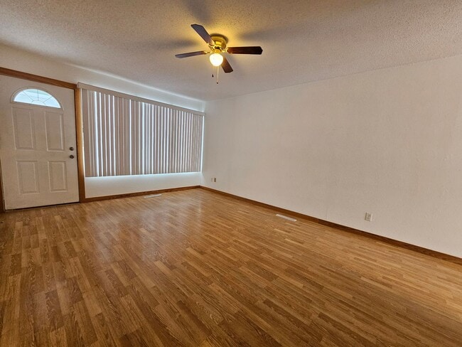 Building Photo - NW 3 Bedroom 1 bath, Large Fenced Yard, 1 Stall Garage