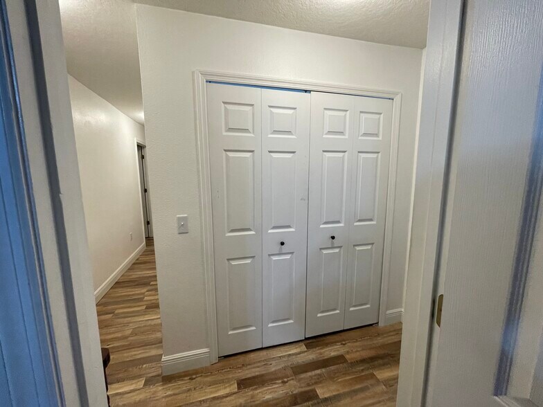 Building Photo - 2452 Hassonite St