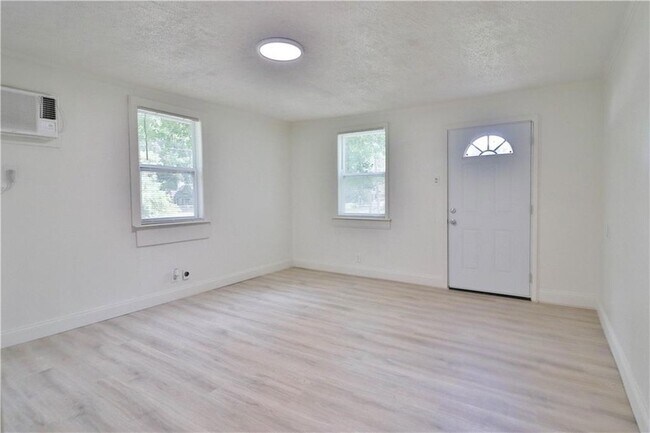 Building Photo - 61325 Holly Dr