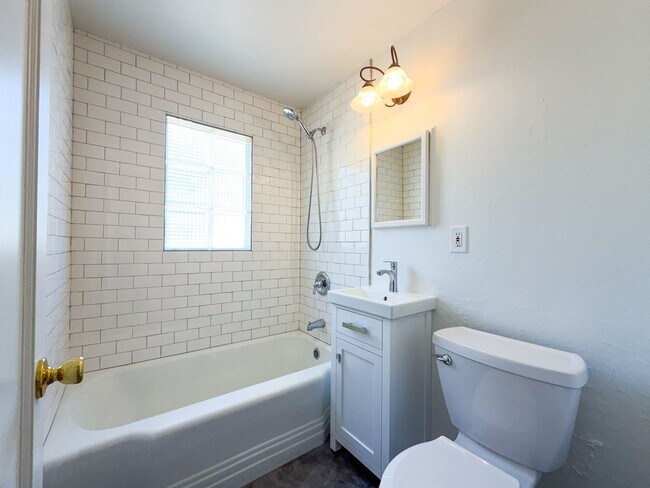 Building Photo - 6119 N Braeburn Dr