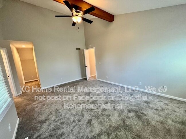 Building Photo - 1109 E Sleepy Hollow Dr