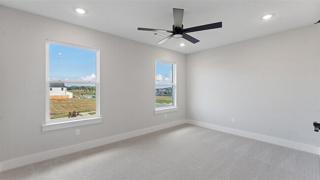 Building Photo - 930 Moksha St