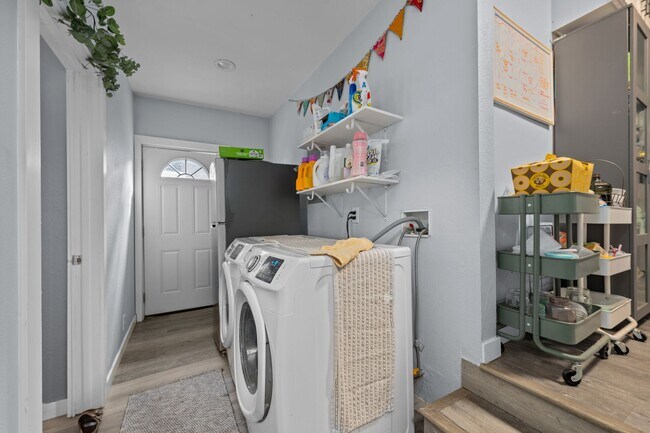 Building Photo - Large backyard - no back house!