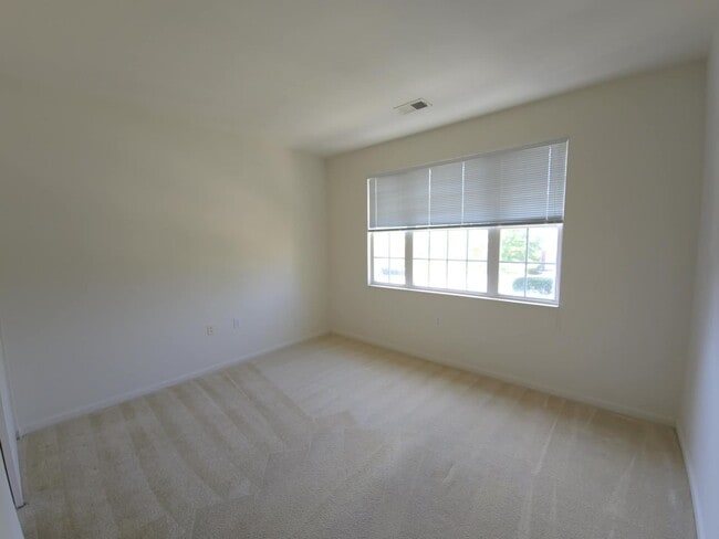 Building Photo - East End Townhouse! Now Available!