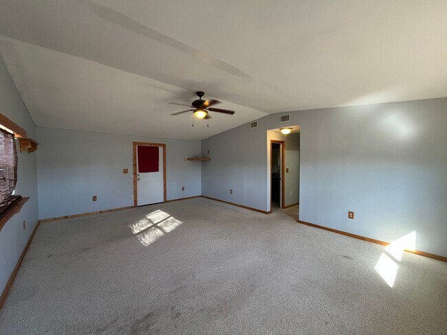 Building Photo - Spacious 3-Bedroom home with Huge Fenced Yard & Pole Barn – Live Oak, FL