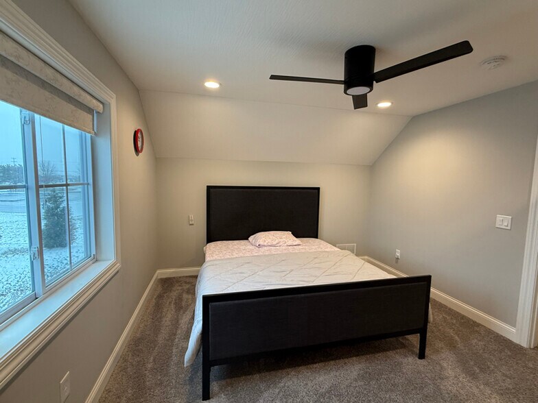 Building Photo - 391 Village Ln