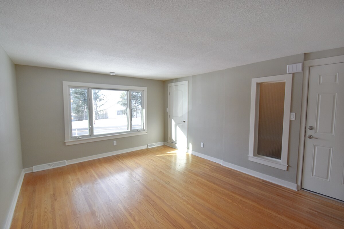 Living Room - 553 Mill St