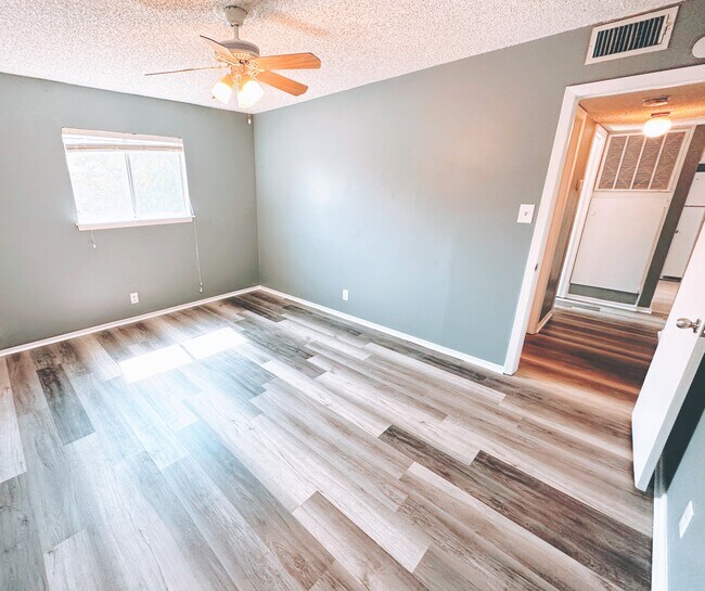 Building Photo - Willowrun B