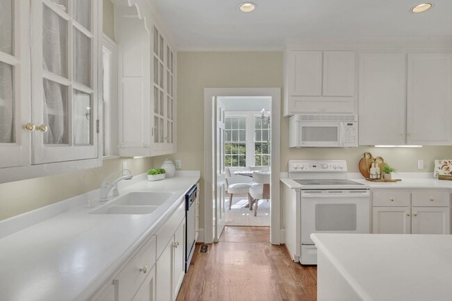 Building Photo - Luxury unfurnished 4BR/4.5BA Tudor in Belle Meade Links.