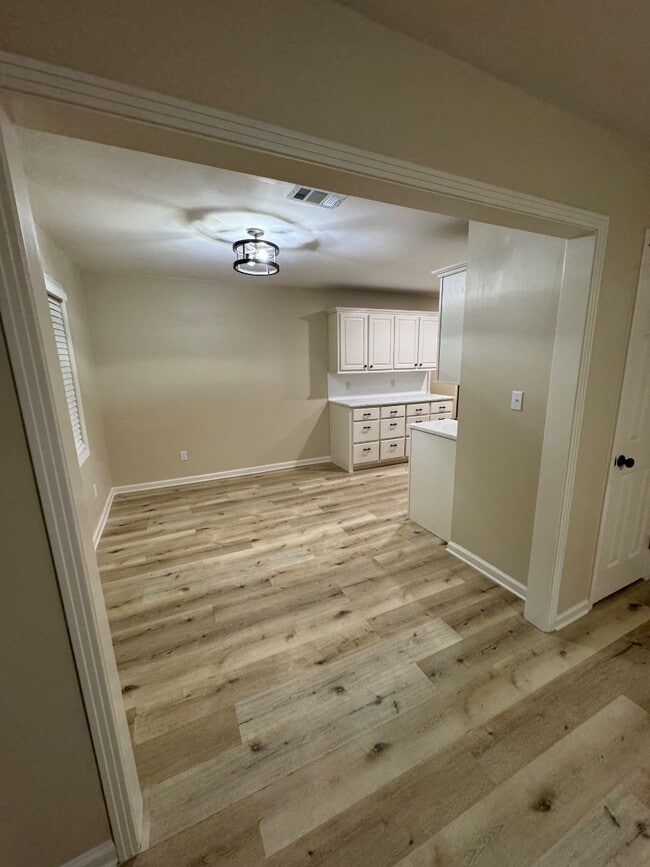 Building Photo - 111 Land Ct